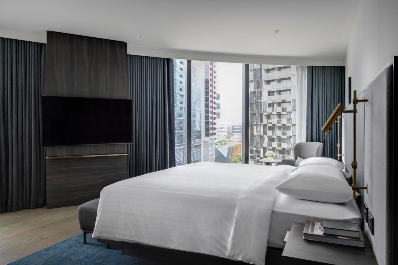 Melbourne Marriott Hotel Docklands Ngoại thất bức ảnh A bedroom at the hotel