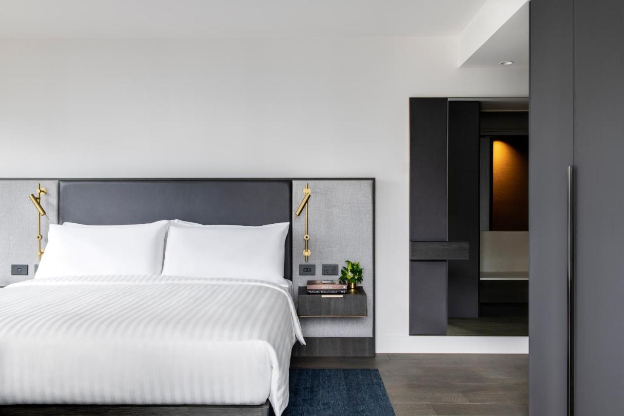 Melbourne Marriott Hotel Docklands Ngoại thất bức ảnh A bedroom at the hotel