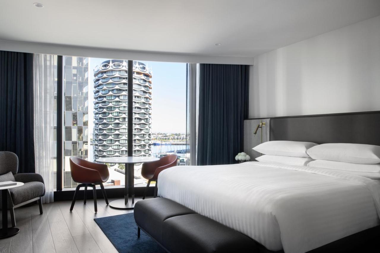 Melbourne Marriott Hotel Docklands Ngoại thất bức ảnh A guest room at the hotel