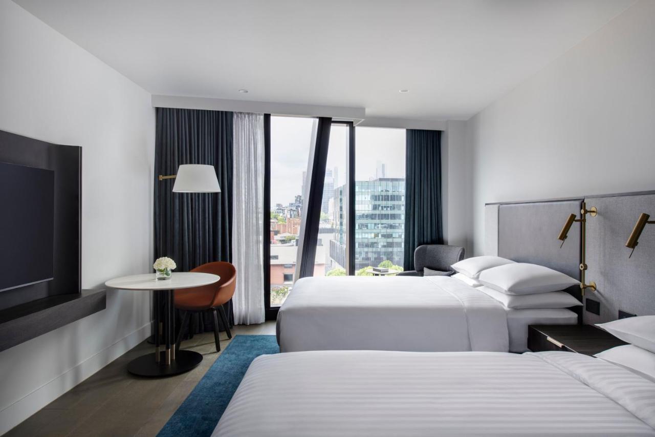 Melbourne Marriott Hotel Docklands Ngoại thất bức ảnh A guest room at the hotel