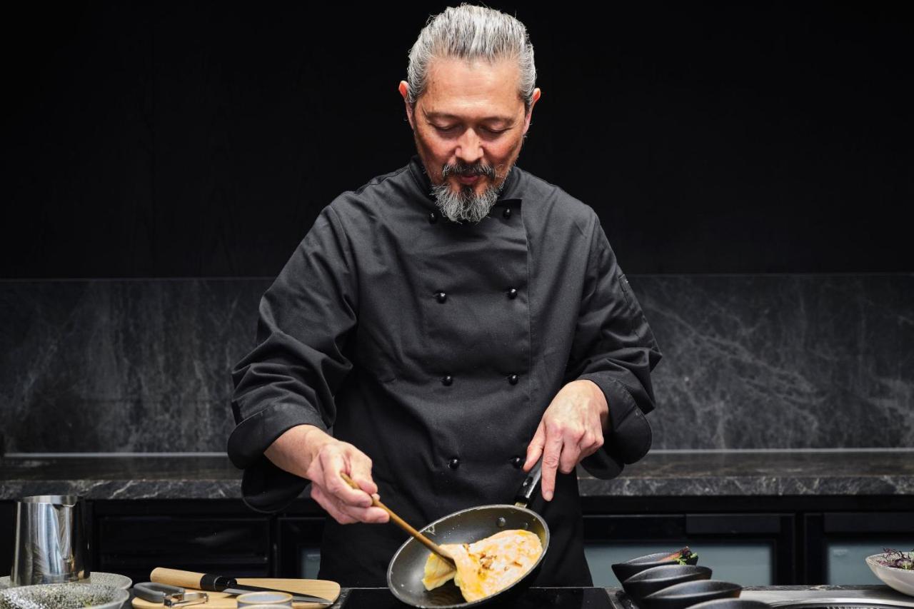 Melbourne Marriott Hotel Docklands Ngoại thất bức ảnh Chef preparing food