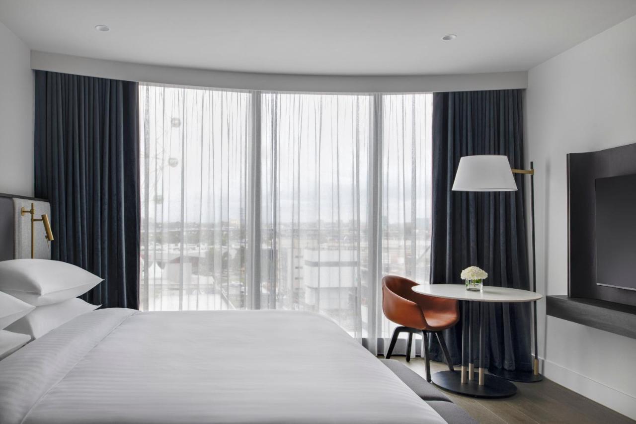Melbourne Marriott Hotel Docklands Ngoại thất bức ảnh A guest room at the hotel