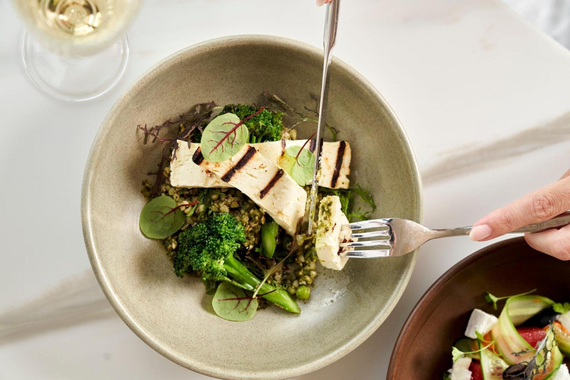 Melbourne Marriott Hotel Docklands Ngoại thất bức ảnh A salad with quinoa