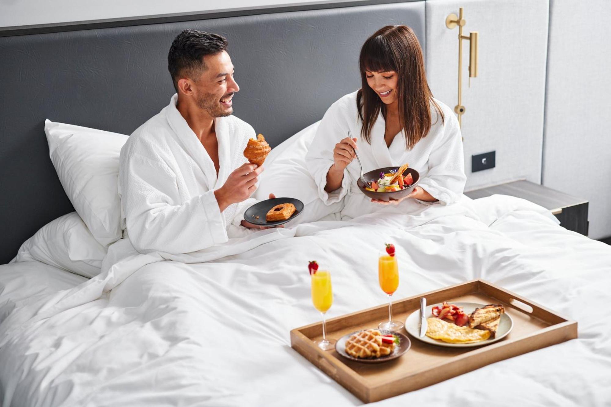 Melbourne Marriott Hotel Docklands Ngoại thất bức ảnh Room service