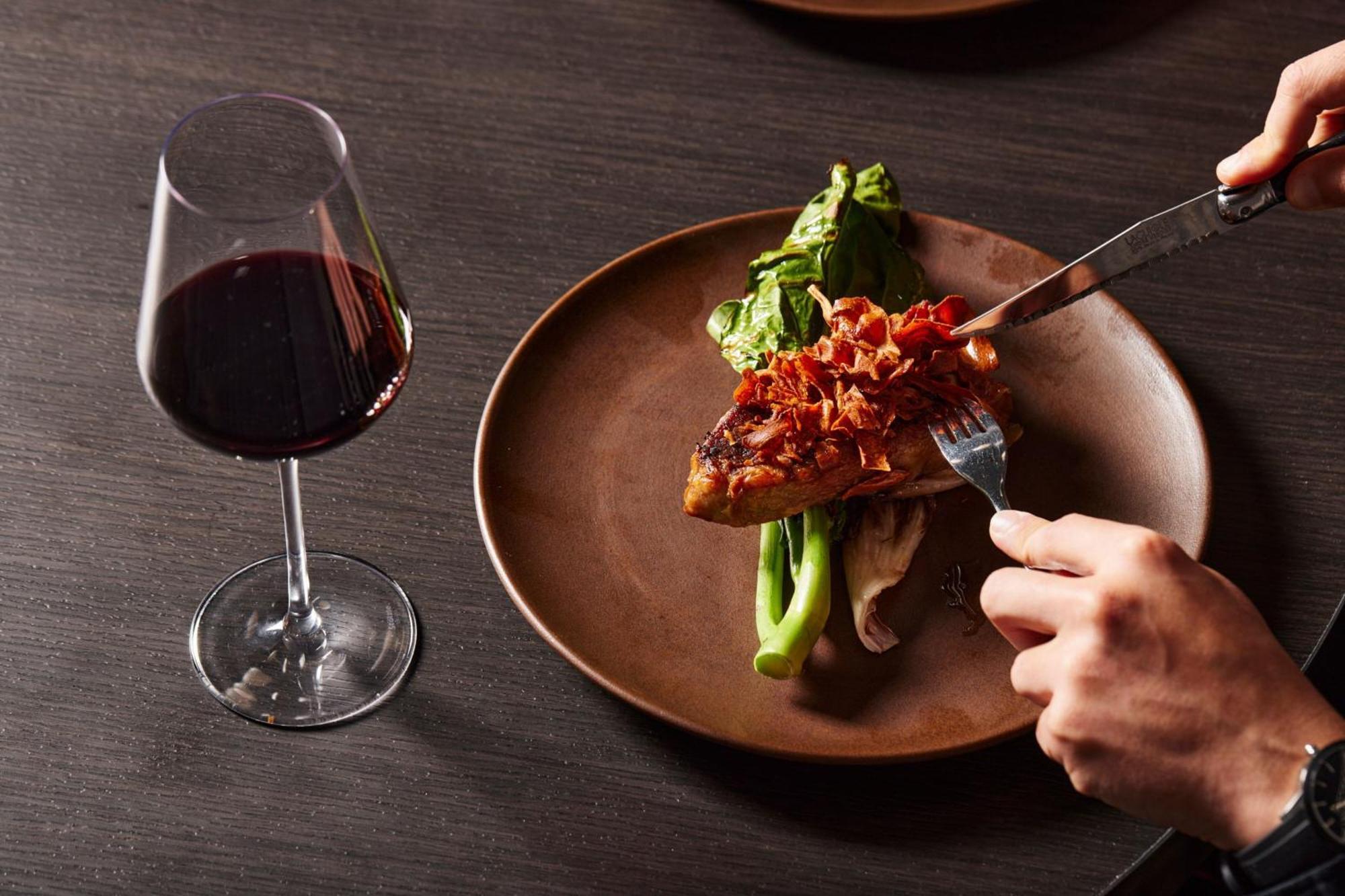 Melbourne Marriott Hotel Docklands Ngoại thất bức ảnh A wine glass