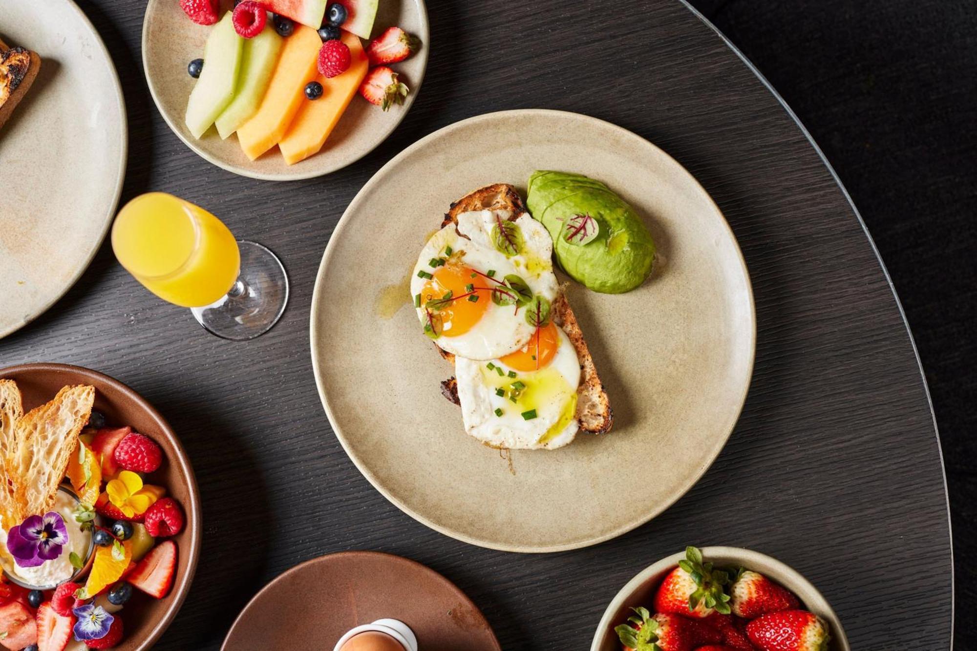 Melbourne Marriott Hotel Docklands Ngoại thất bức ảnh Avocado and egg on toast