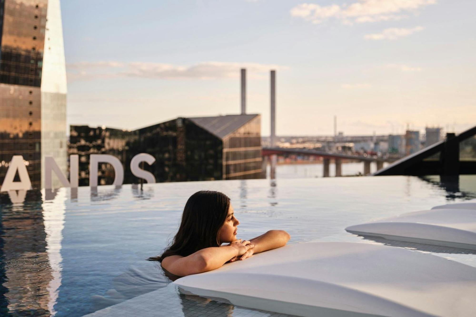 Melbourne Marriott Hotel Docklands Ngoại thất bức ảnh Skyline pool