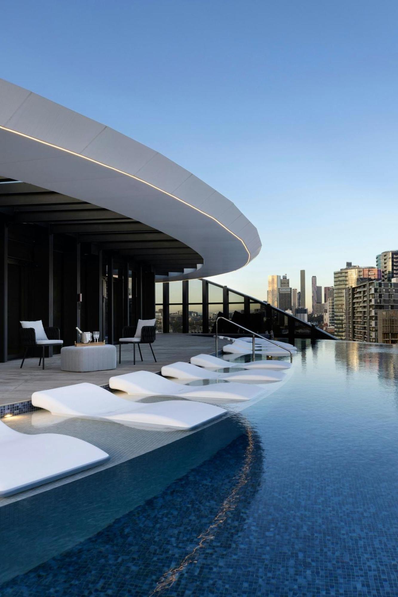 Melbourne Marriott Hotel Docklands Ngoại thất bức ảnh The rooftop pool at The Standard East Village