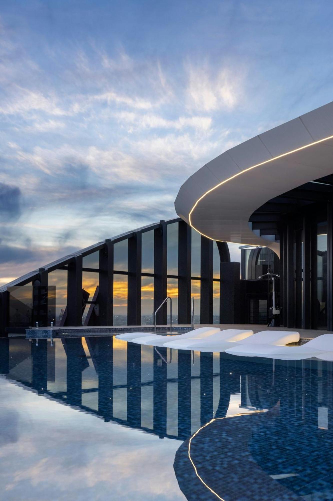 Melbourne Marriott Hotel Docklands Ngoại thất bức ảnh The rooftop pool at the Ritz-Carlton, Perth